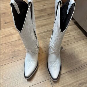 Elegant White Embroidered Heeled Boots